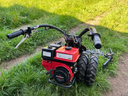 Bild 2:Motormäher mit Zwillingsrädern