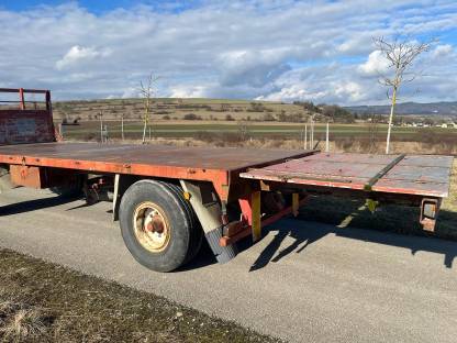 Bild 4:Plateauanhänger Strohanhänger