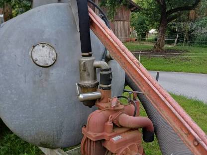 Bild 4:Bauer Güllefass