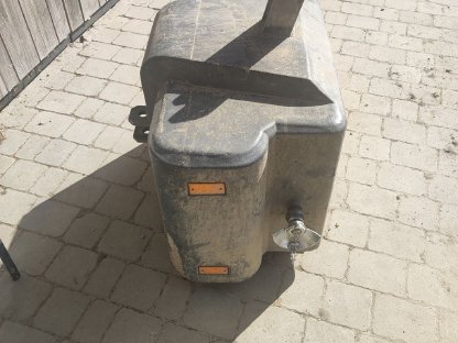 Bild 2:Traktor-Front- und Heckgewicht 700 kg