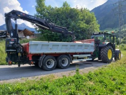 Bild 2:John Deere Traktor mit Gögl Anhänger und Hiab 118es Kran