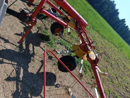 Bild 2:Kreiselheuer Pöttinger HIT54N