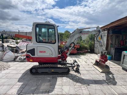 Takeuchi TB 225
