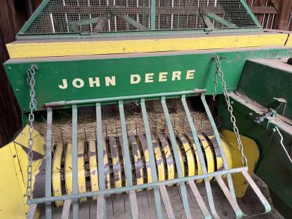 Bild 3:Kleinballenpresse John Deere 221