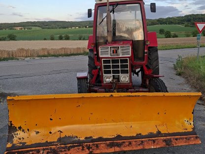 Bild 4:IHC 745 XL mit Schneepflug und Kulturräder