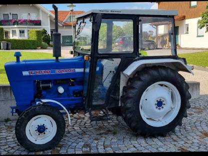 Traktor FORD 3000 m. Kabine