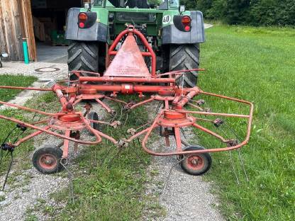 Bild 6:Pöttinger Kreiselheuer 446