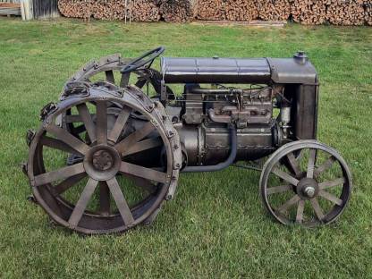Bild 2:Oldtimer Traktor Fordson F