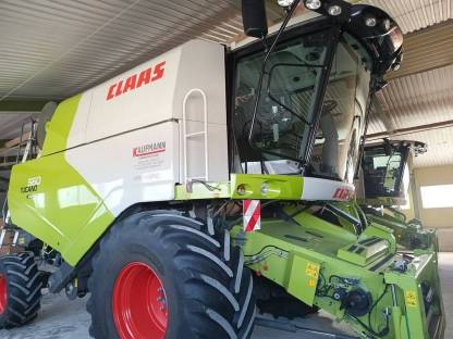 Bild 2:Claas Tucano 560 Montana mit klappbarem Cressoni Sojaflex 66