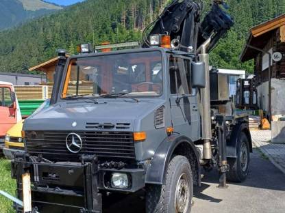 Unimog mit Kran