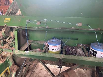 Bild 2:Kleinballenpresse John Deere 221
