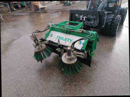 Kehrmaschine hydr. Trilety mit zwei Seitenbürsten