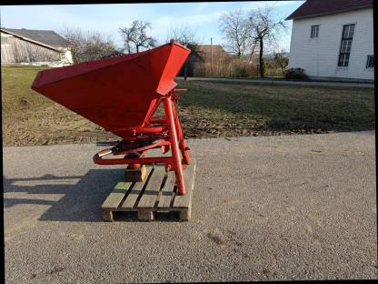 Bild 5:Lely Düngerstreuer