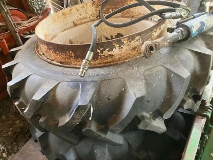 Bild 3:Frontlader für Lindner 420 SA und Zwillingsräder 28