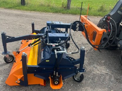 Bild 2:Kehrbesen, Kehrmaschine