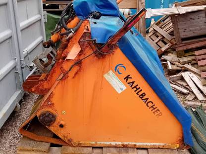 Bild 6:Schneepflug und Tellerstreuer