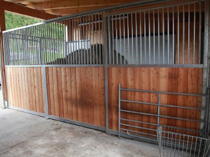 Bild 2:Pferdestalltrennwand mit Schiebetür