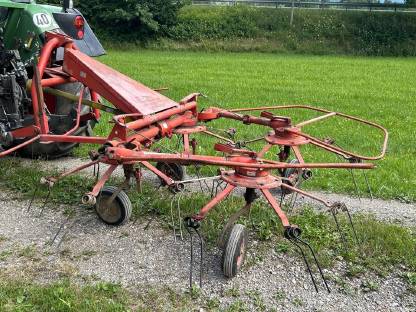 Bild 7:Pöttinger Kreiselheuer 446