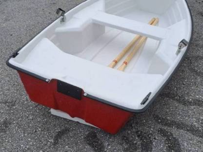 Bild 2:Unbenutztes Polyester-Kleinboot