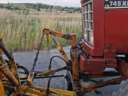 Bild 5:IHC 745 XL mit Schneepflug und Kulturräder