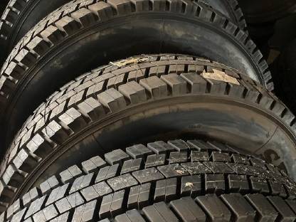 Verkaufe 4 stk nagelneue 11R22,5 semperit LKW reifen