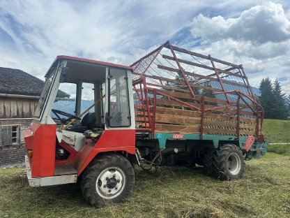 Bild 4:Lindner Transporter 3500S inkl. Lüönd Ladewagen