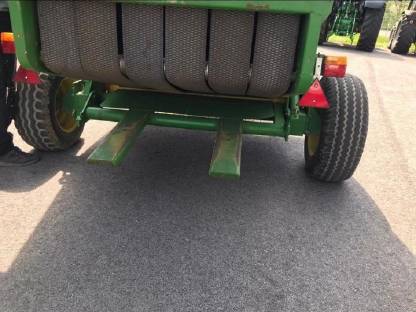Bild 7:Rundballenpresse John Deere 550