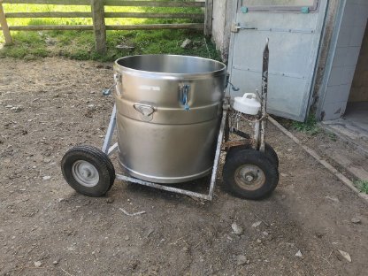 Bild 7:Rohrmelkanlage DeLaval mit Kühlaggregat und 300 l Milchtank