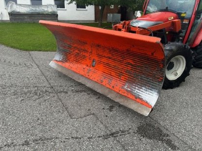 Bild 4:Schneepflug auf Hauer Frontladerkonsole für Lindner Geotrac