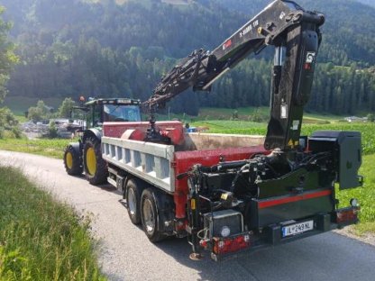 Bild 6:John Deere Traktor mit Gögl Anhänger und Hiab 118es Kran