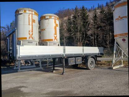 Lkw Auflieger mit offener Pritsche
