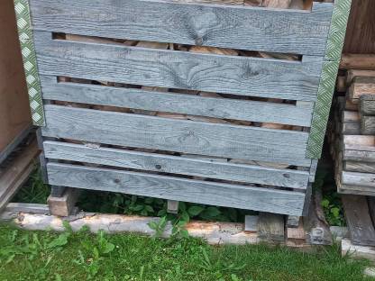 Bild 3:Brennholz in Holzkisten, Holzrundballen Stiebelholz