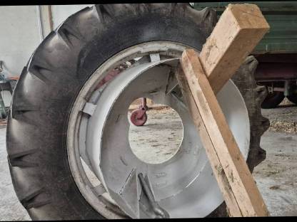 Bild 4:Zwillingsreifen 12.4/11 - 32