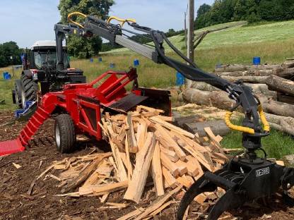 Bild 7:FARMA Forstkran 8,5 m, 3-Punkt mit Flopdown Abstützung CAT 2/3