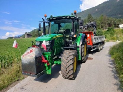 Bild 5:John Deere Traktor mit Gögl Anhänger und Hiab 118es Kran