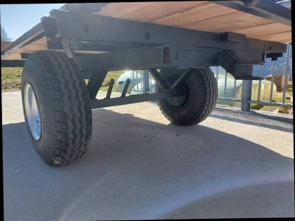 Bild 3:Plateauanhänger für Traktor