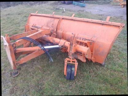 Bild 2:Schneepflug mit Montageplatte