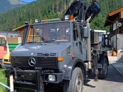 Unimog mit Kran