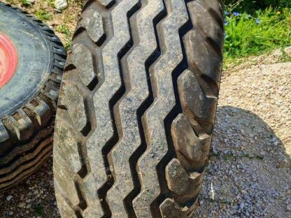 Bild 9:Zwei Ladewagenreifen mit Felge