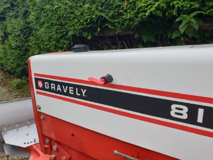 Bild 5:Kleintraktor mit Schneeschild und Schneefräse Gravely 818T