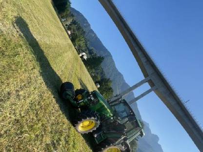 Bild 3:John Deere 582 Maxi Cut Rundballenpresse
