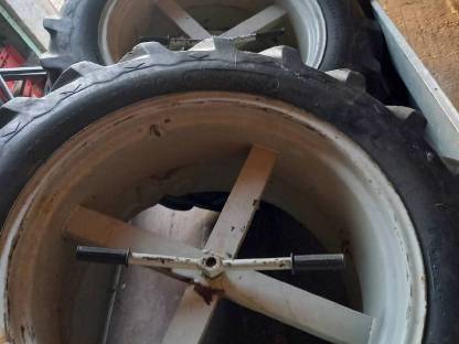 Bild 5:Traktorreifen Zwillingsräder 12.4-28