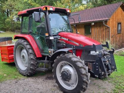 Bild 3:Case JXU 85 mit Frontlader