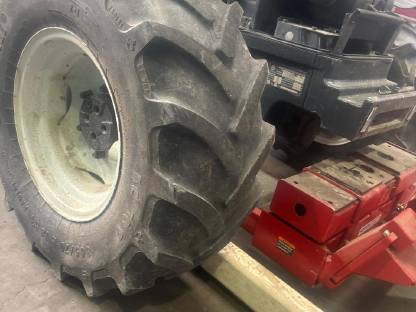 Bild 8:Traktor-Reifen Continental
