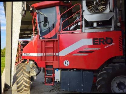 ERO Traubenvollernter SF200 mit Abbeermaschine