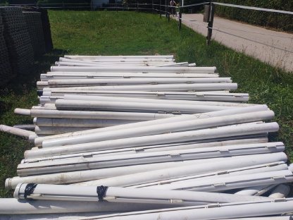Bild 4:Weiße Weidezaun-Pfähle (2,20 m) + Halter und Kappen