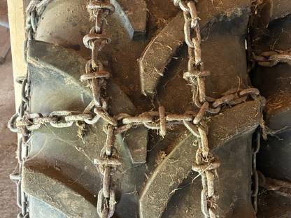 Bild 2:Pewag Schneeketten/Spurketten 420/70R28