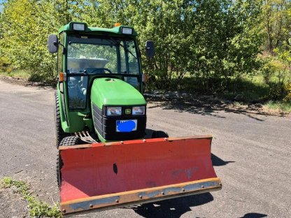 Bild 2:John Deere 4400 Traktor Schneeschild & Salzstreuer