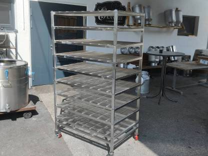 Bild 6:Edelstahl-Käsehorden fahrbar