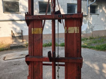 Bild 2:Schlachtfest Siloblockschneider Hubgerüst